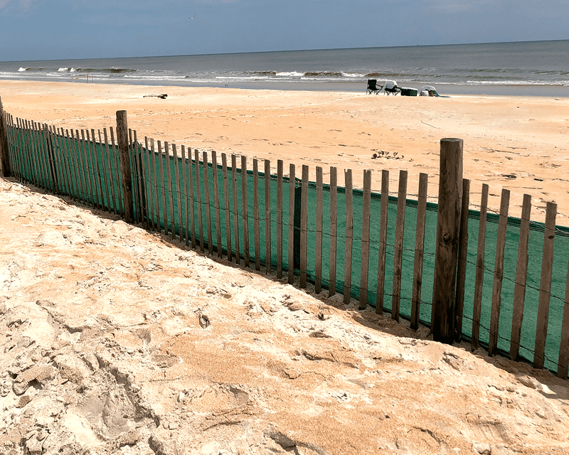 Load image into Gallery viewer, Green evoguard pro weather barrier setup on a beach